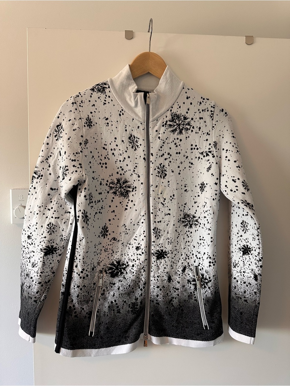 Women's Newland Made in Italy Black & White Snowflake Zip-Up L